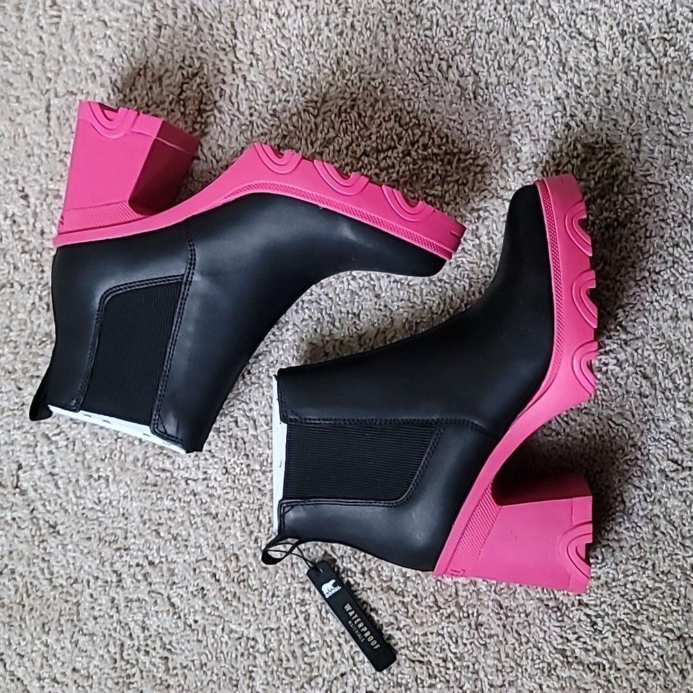 NIB Sorel Brex Chelsea ankle bootie, genuine leather, black and pink, size 9.5